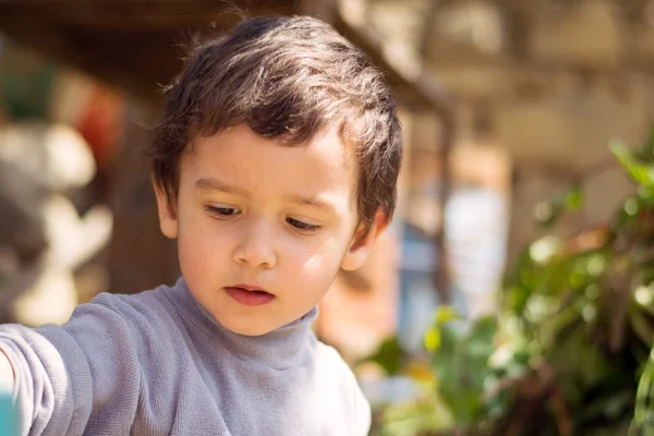 Niño pequeño al aire libre —  Fotos de Stock