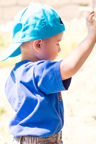 Niño pequeño al aire libre —  Fotos de Stock