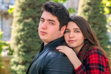 açık havada rahatlatıcı genç güzel Çift