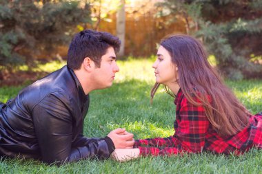 Bir erkekle kadın arasındaki romantik ilişki.