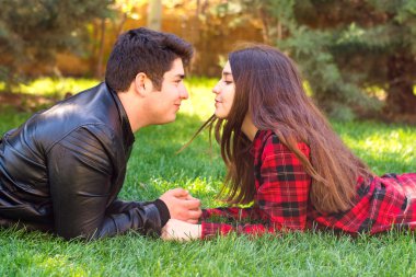 Bir erkekle kadın arasındaki romantik ilişki.