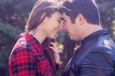 Bir erkekle kadın arasındaki romantik ilişki.