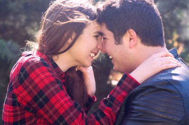 Bir erkekle kadın arasındaki romantik ilişki.