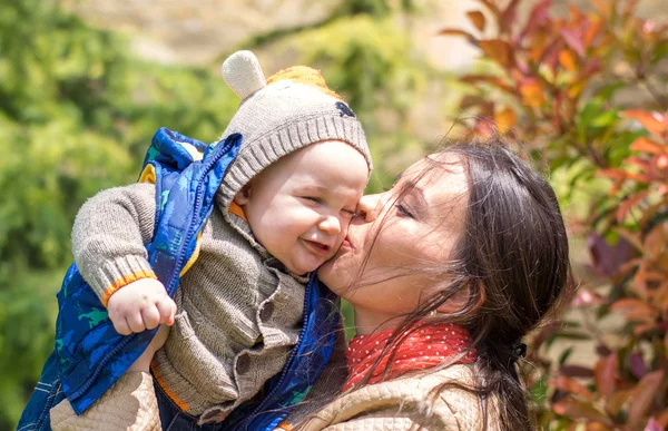 Madre e hijo descansando al aire libre — Foto de Stock