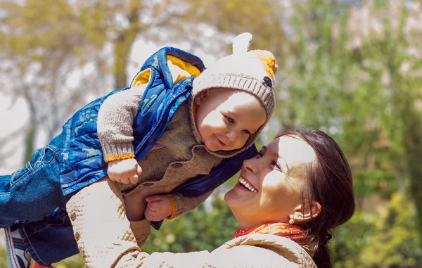 Madre y bebé descansando al aire libre — Foto de Stock