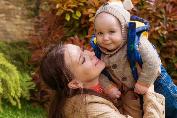 Madre y bebé descansando al aire libre — Foto de Stock