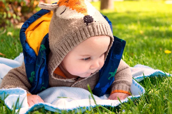 Pequeño bebé acostado en la hierba — Foto de Stock