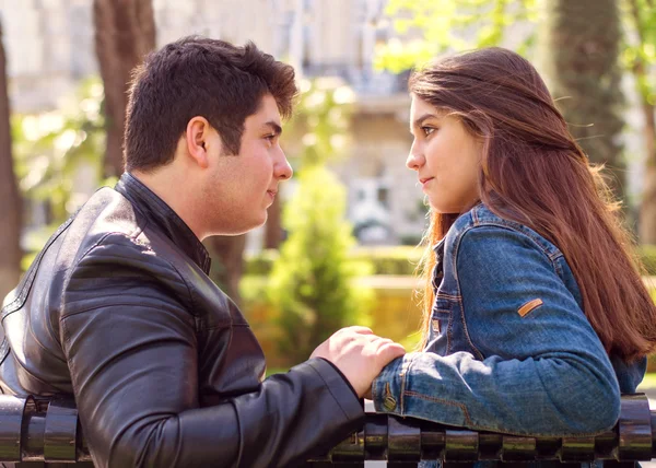 Jovem casal ao ar livre — Fotografia de Stock