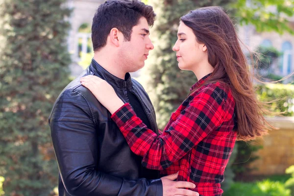 Jovem casal bonito relaxante ao ar livre — Fotografia de Stock