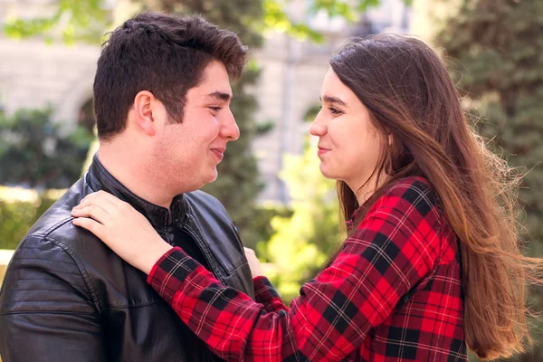 Jovem casal bonito relaxante ao ar livre — Fotografia de Stock