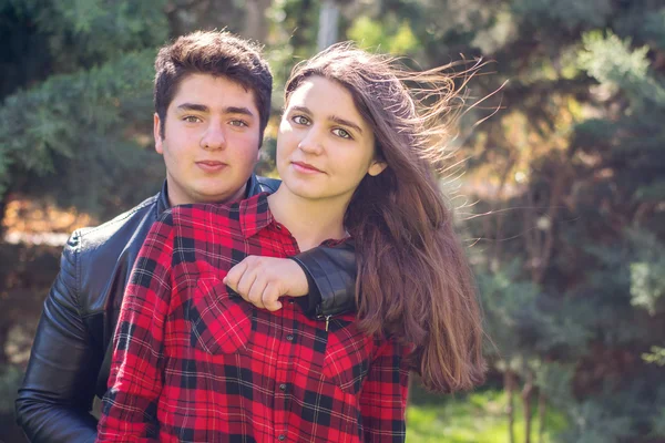 Jovem casal bonito relaxante ao ar livre — Fotografia de Stock