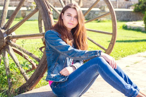 Junge schöne brünette Frau mit langen Haaren in der Nähe eines Streitwagens — Stockfoto