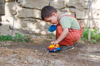 Çocuk bir havuzda bir makine ile yaz aylarında çalış