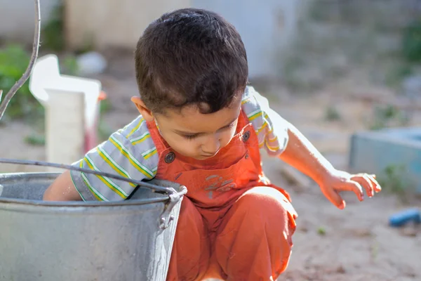 Malý chlapec hraje s vodou — Stock fotografie