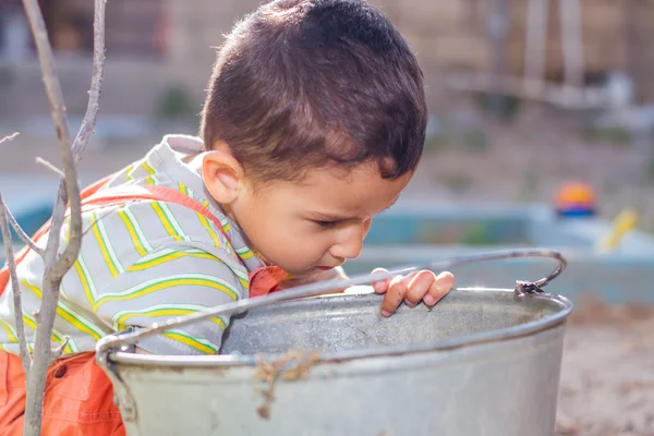 Little boy plays with water — Stock Photo, Image