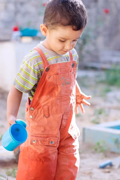 Little boy plays with water — Stock Photo, Image