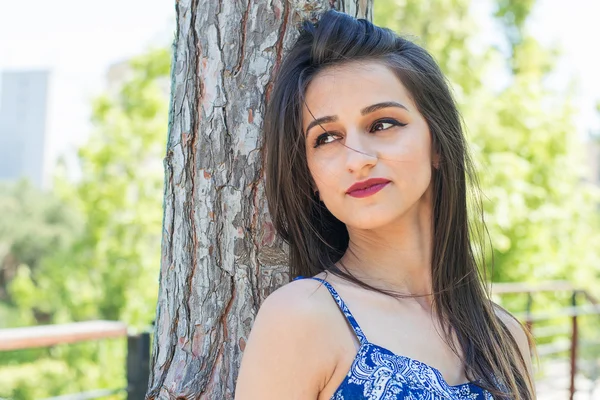 Jovem mulher atraente descansando ao ar livre — Fotografia de Stock