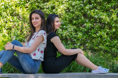 iki güzel genç kadın kız parkta