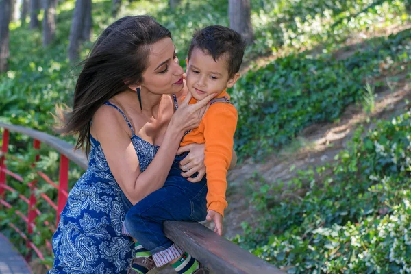 Mãe e filho andando no parque — Fotografia de Stock