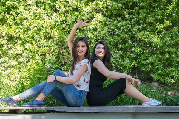Dvě krásné mladé ženy kamarádky v parku — Stock fotografie