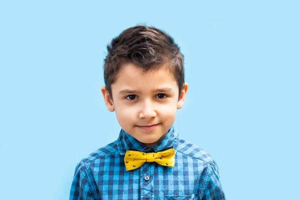 Портрет Хлопчика Років Синьому Фоні Копіювання Простору — стокове фото