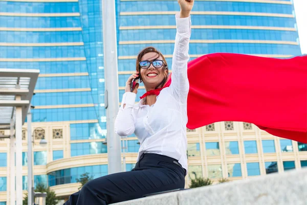 Erfolgreiche Geschäftsfrau Superhelden Cape — Stockfoto