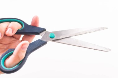 Beyaz arkaplanda elinde makas