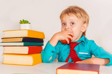 Anaokulundaki çocuk elma yiyor. Ders sırasında atıştırmalık.