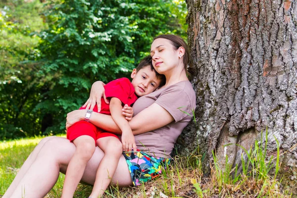 Matka Syn Odpočívají Pod Stromem Létě — Stock fotografie