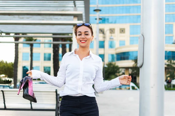 Mujer Negocios Feliz Lleva Zapatos Mano Una Joven Mujer Libre — Foto de Stock