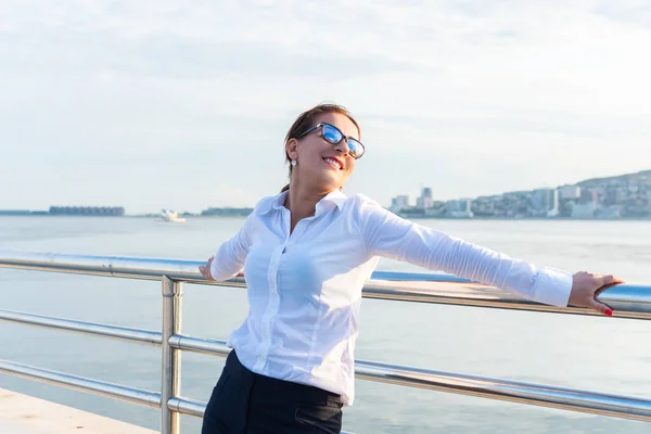Glückliche Geschäftsfrau Steht Auf Der Seebrücke Meer — Stockfoto