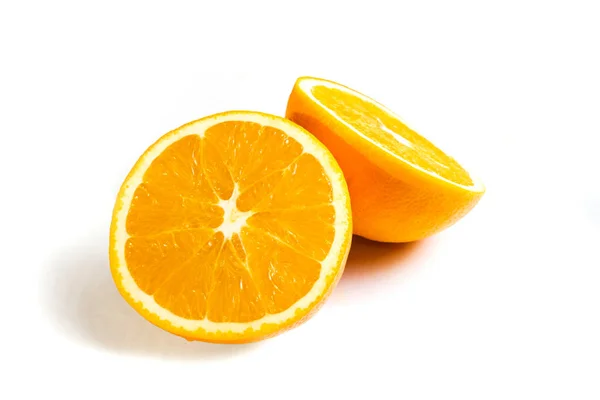 Dwa Kawałki Pomarańczy Białym Odizolowanym Tle Pomarańcza Plasterkach — Zdjęcie stockowe