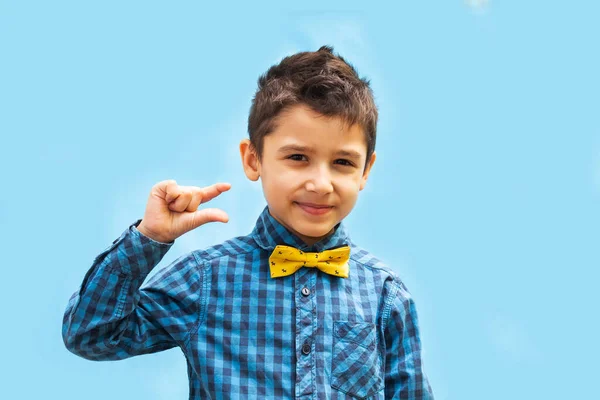 Niño Pequeño Muestra Gesto Haciendo Pequeño Signo Tamaño Con Sus —  Fotos de Stock