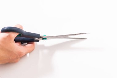 Beyaz arkaplanda elinde makas