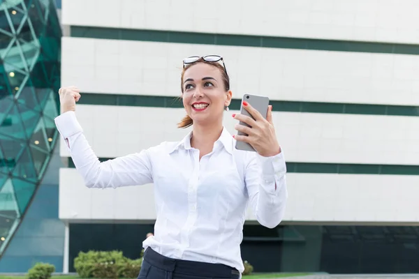 Mujer Negocios Feliz Éxito Mujer Negocios Con Teléfono — Foto de Stock