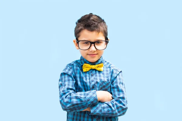 Retrato Niño Con Gafas Sobre Fondo Azul —  Fotos de Stock