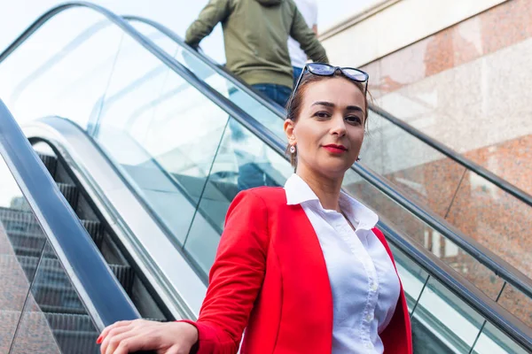 Erfolgreiche Geschäftsfrau Geht Die Rolltreppe Hinunter — Stockfoto