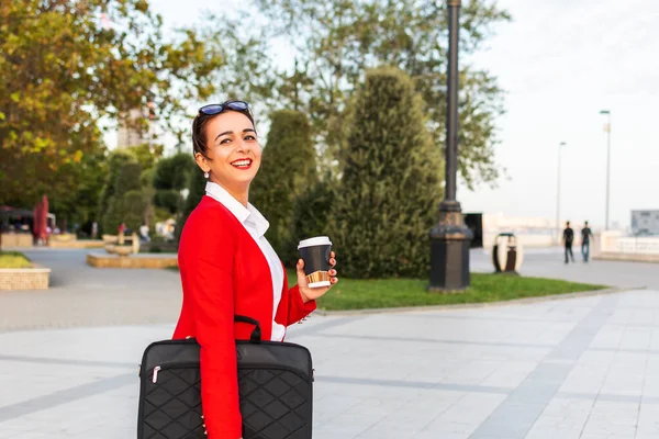 公園にノートパソコンとコーヒーを持った幸せな女性が — ストック写真