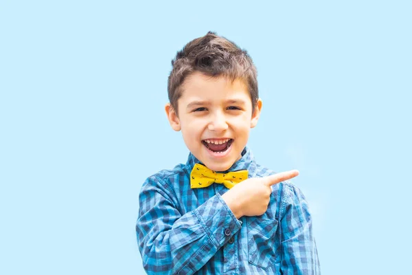 Niño Alegre Muestra Gesto Dedo Retrato Niño Sobre Fondo Azul —  Fotos de Stock