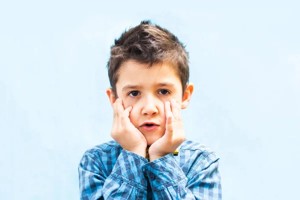 Retrato Niño Cansado Sobre Fondo Azul —  Fotos de Stock