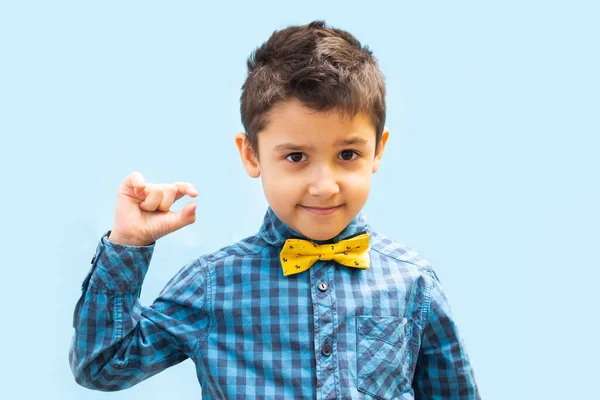 Malý Chlapec Ukazuje Gesto Které Prsty Dělá Malou Značku Velikosti — Stock fotografie