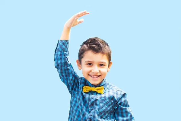 Маленький Мальчик Показывает Свой Рост Портрет Мальчика Синем Фоне — стоковое фото