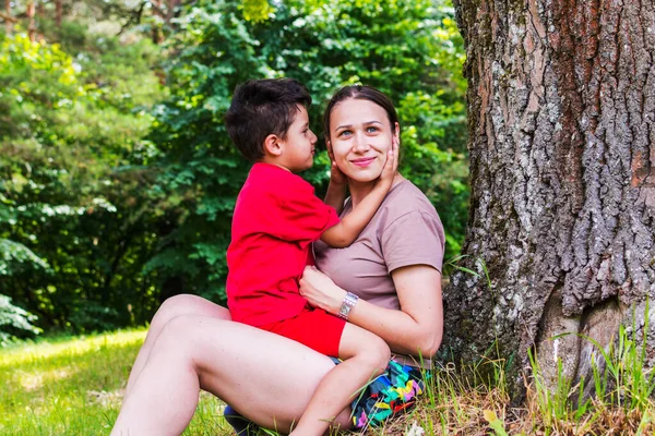 Madre Hijo Divirtiéndose Naturaleza — Foto de Stock