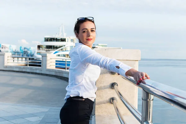 Felice Donna Affari Trova Sul Molo Riva Mare — Foto Stock