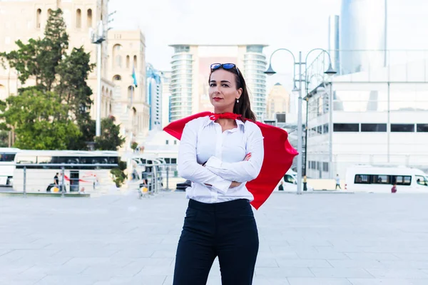 Mujer Éxito Negocios Con Una Capa Superhéroe Fondo Ciudad — Foto de Stock