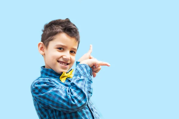 Niño Alegre Muestra Gesto Dedo Retrato Niño Sobre Fondo Azul —  Fotos de Stock