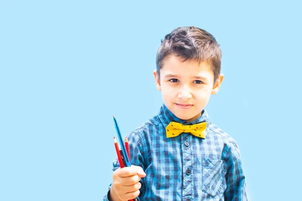 Retrato Niño Años Niño Sostiene Lápices Sobre Fondo Azul —  Fotos de Stock