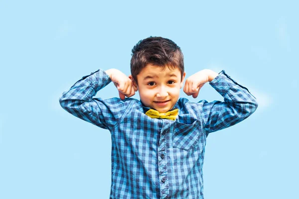 Muestra Fuerza Con Gesto Retrato Hermoso Niño Sobre Fondo Azul —  Fotos de Stock