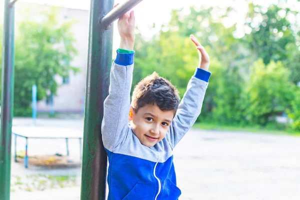 Ein Fröhlicher Kleiner Junge Spielt Auf Dem Hof Neben Dem — Stockfoto