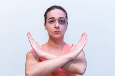 Kadın ellerini gösterip duruyor. taciz konsepti. Yüzünde çürük olan bir kadın.